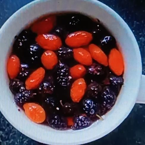 现在的人基本都是手机党，早上睁眼摸手机，地铁上刷视频，上班盯电脑，睡前还得玩会儿