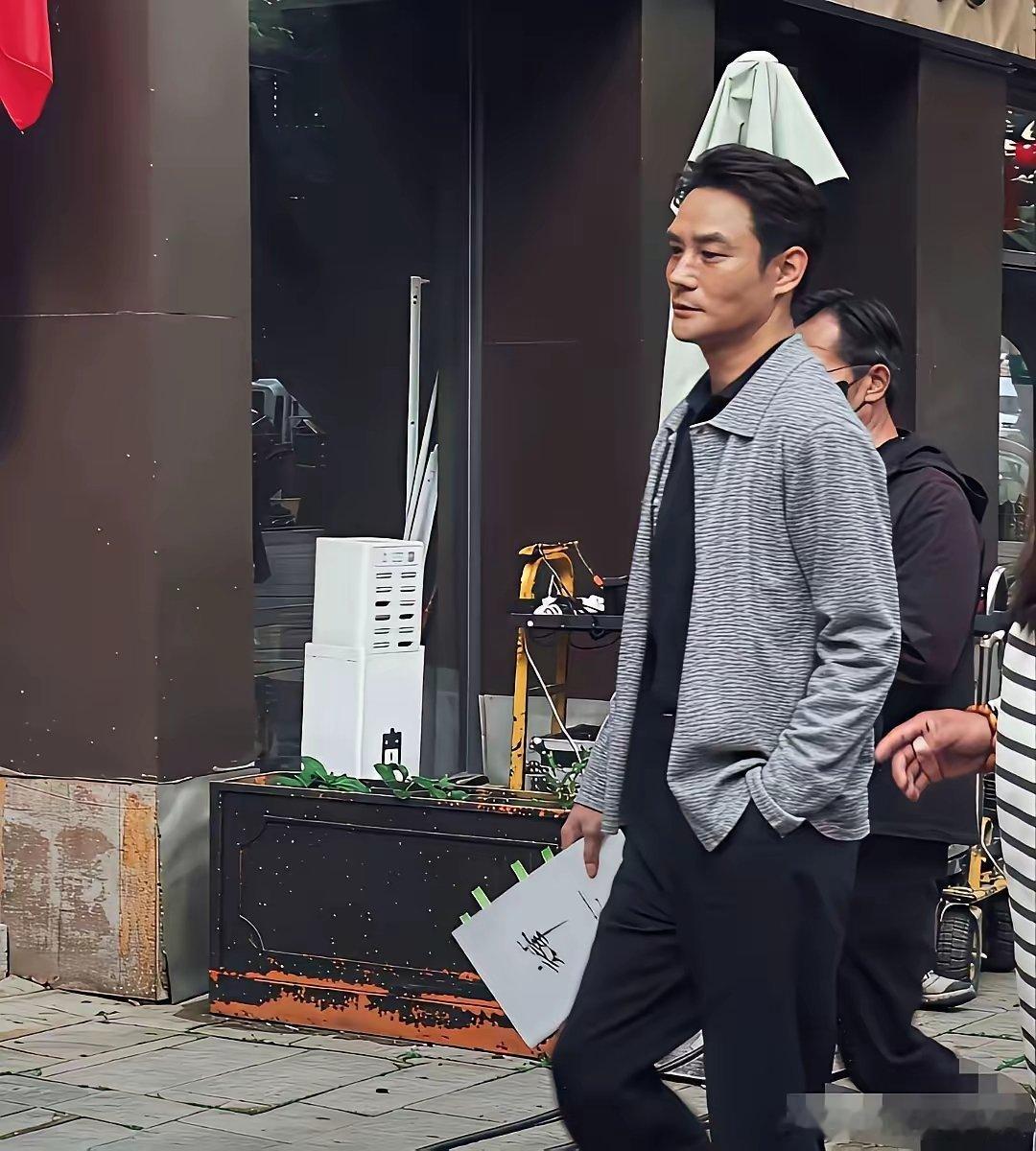 天呐！这是王凯吗？他瘦了，也显老了。在福建平潭偶然遇到王凯，只见他身着一件灰色衬