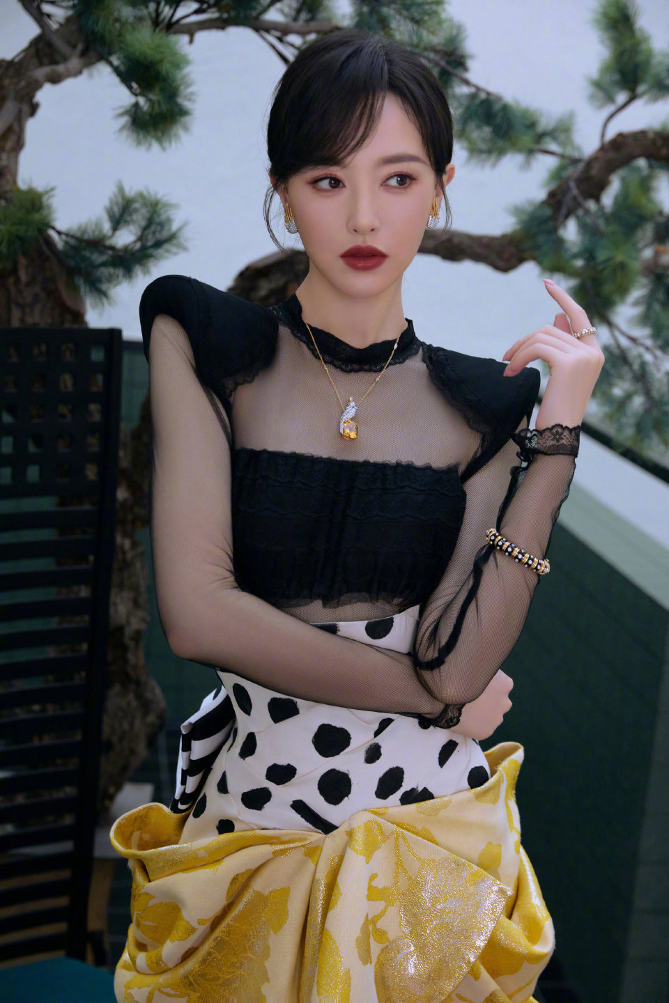 唐嫣新年首套造型RVDK高定配Tiffany高珠加持💎 