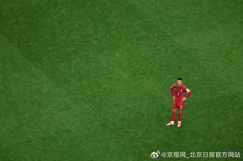 【#C罗泪别世界杯#】#葡萄牙仅2次射正都是C罗# 直到比赛最后一分钟，C罗还在