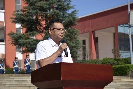火爆全网的校长开学8分钟发言，何以瞬间蹿上热搜火遍全国？言简意赅，句句戳心。概括