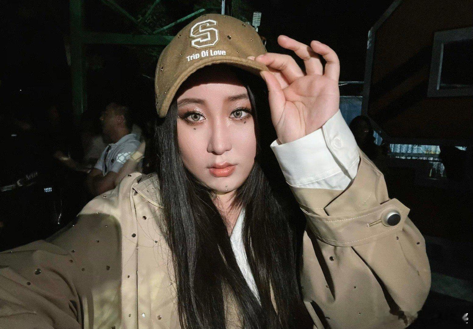 锤娜丽莎 开口跪  锤锤真的很有才的，搞笑也是真搞笑[允悲]每次听她说话都想笑[