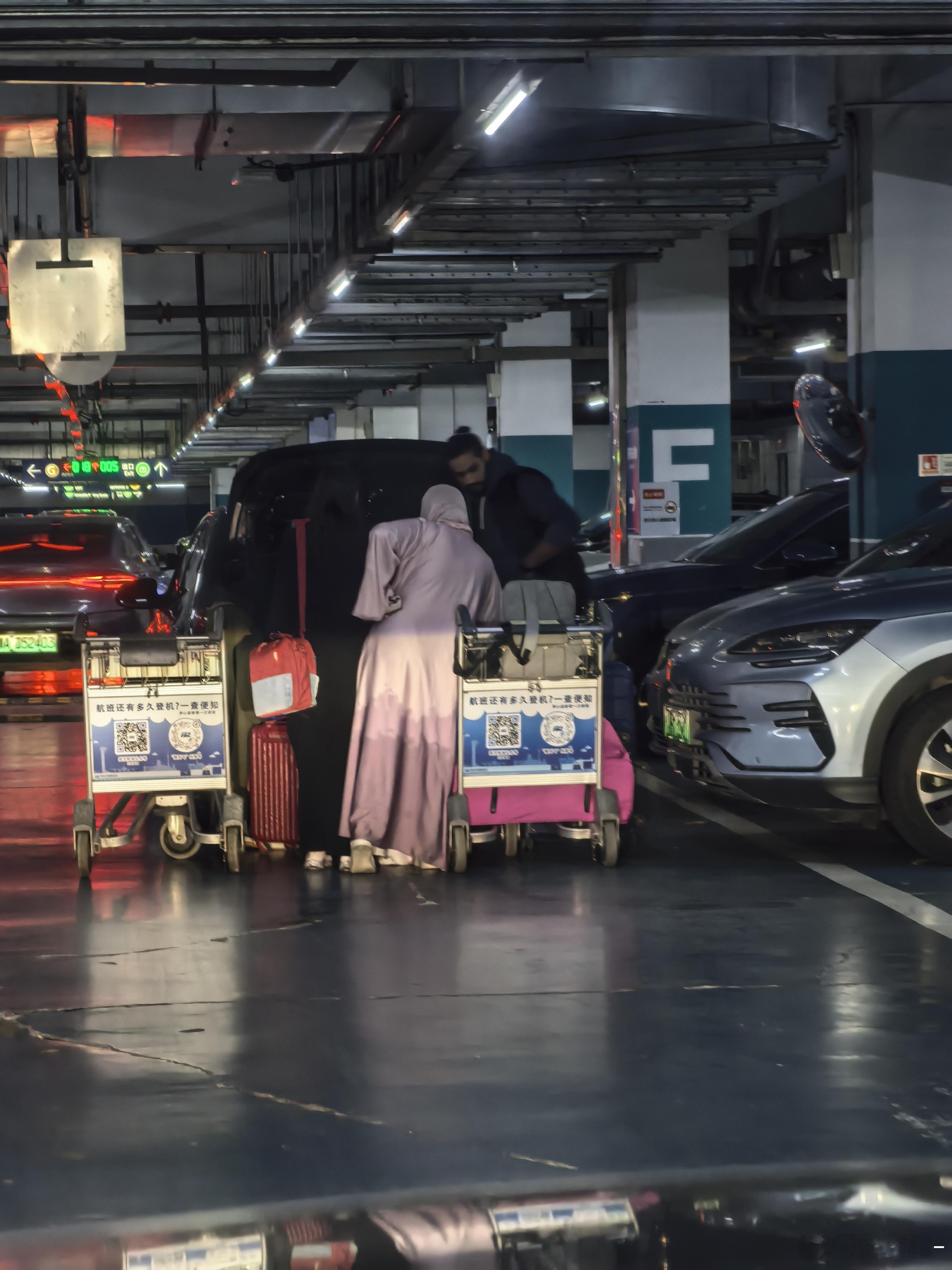 机场遇到的，这种打扮应该都是土豪吧 