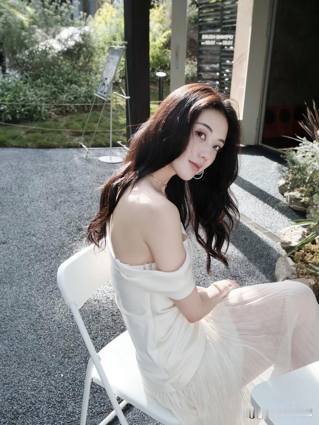 阳光下的优雅时光，一杯清茶，一片宁静。