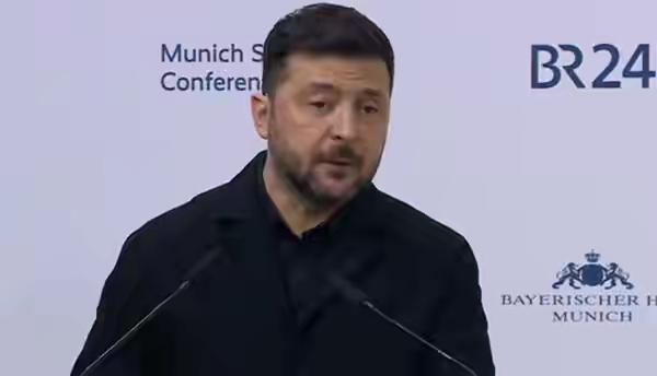 泽连斯基的烦恼！
这几天中东一片火海，美国、以色列和伊朗打得不可开交，尸横遍野。