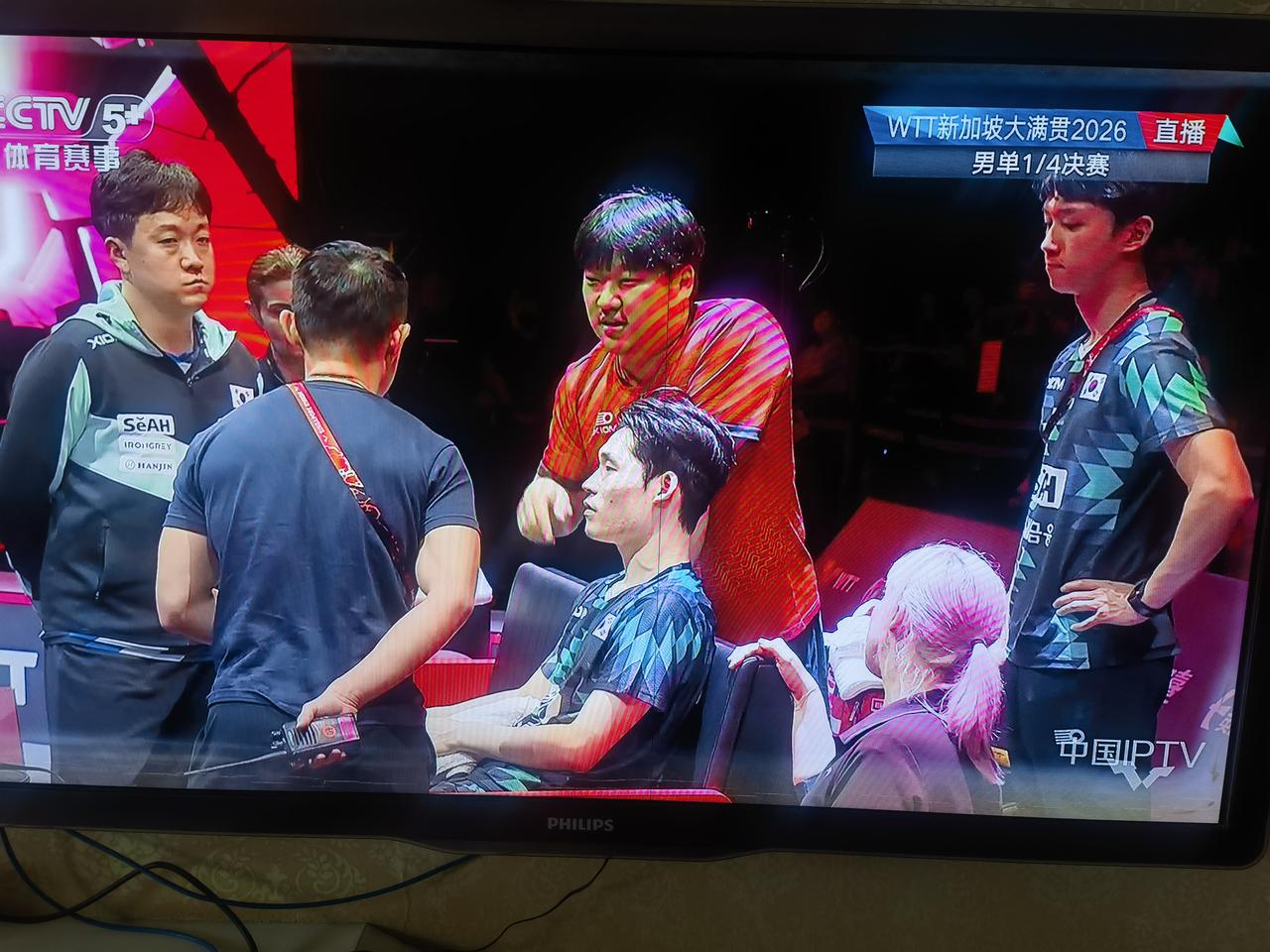 2026WTT新加坡大满贯赛王楚钦4-0张禹珍进入4强。王楚钦两次发球被判挑战成
