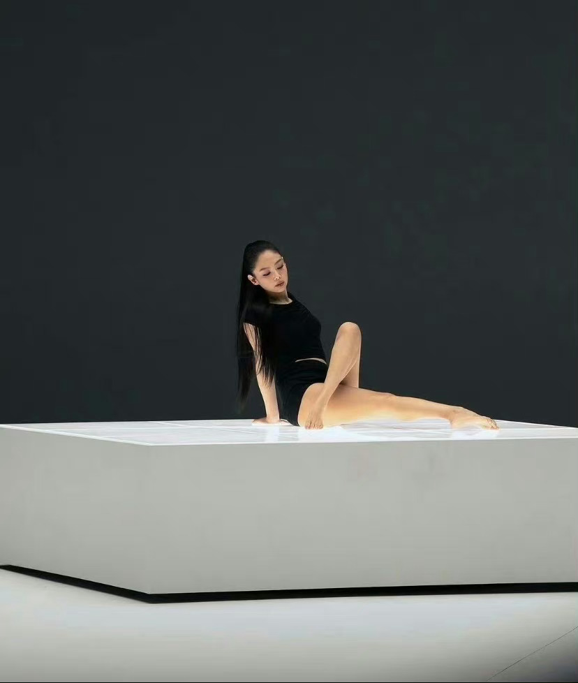 Jennie的腿长原来也这么堪忧啊，看得出来她确实很努力了 ​​​