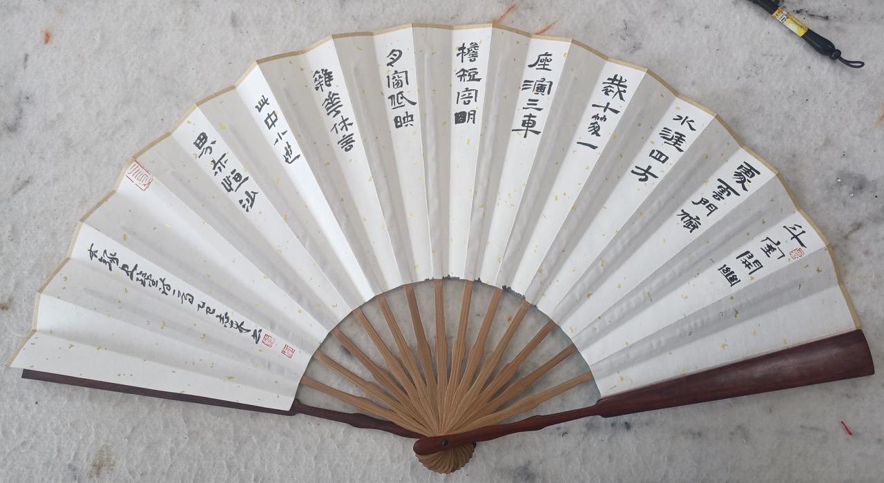 俺给~薛居波老师创作折扇《水仙梅花》~配个B面吧：
“斗室开幽处，云门俯水涯。四