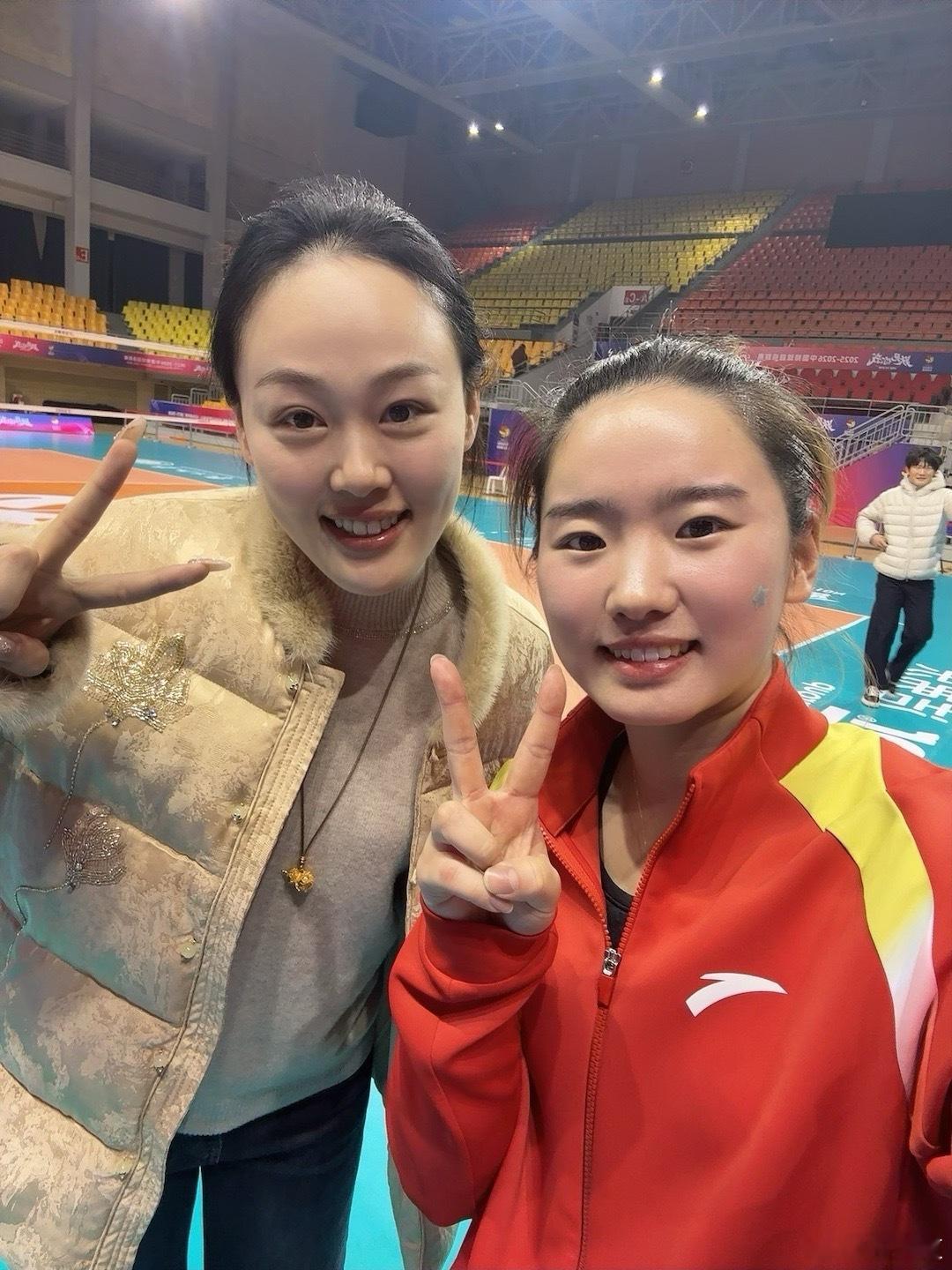 排超联赛江苏中天钢铁女排美女扎堆 