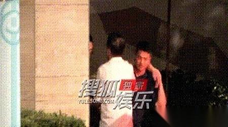 9月18日深夜的八卦爆料镜头里，沈腾是被三个人硬生生“拖”出饭店的。
两边各架着