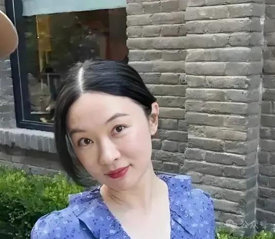 霍思燕在北京街头被偶遇啦，状态简直绝绝子！
 
虽说她身姿略显丰腴，但却有着别样