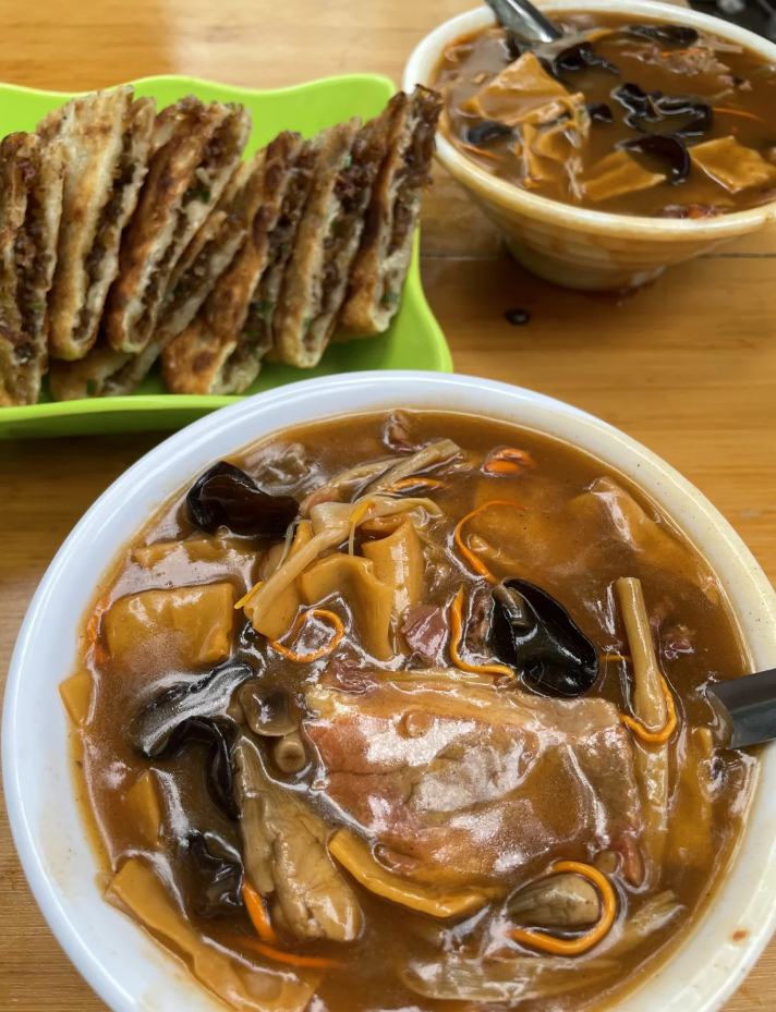 早上9点 怎么能不喝一碗胡辣汤呢？这几天降温早上能吃上这么一碗 胃里暖暖和和的 