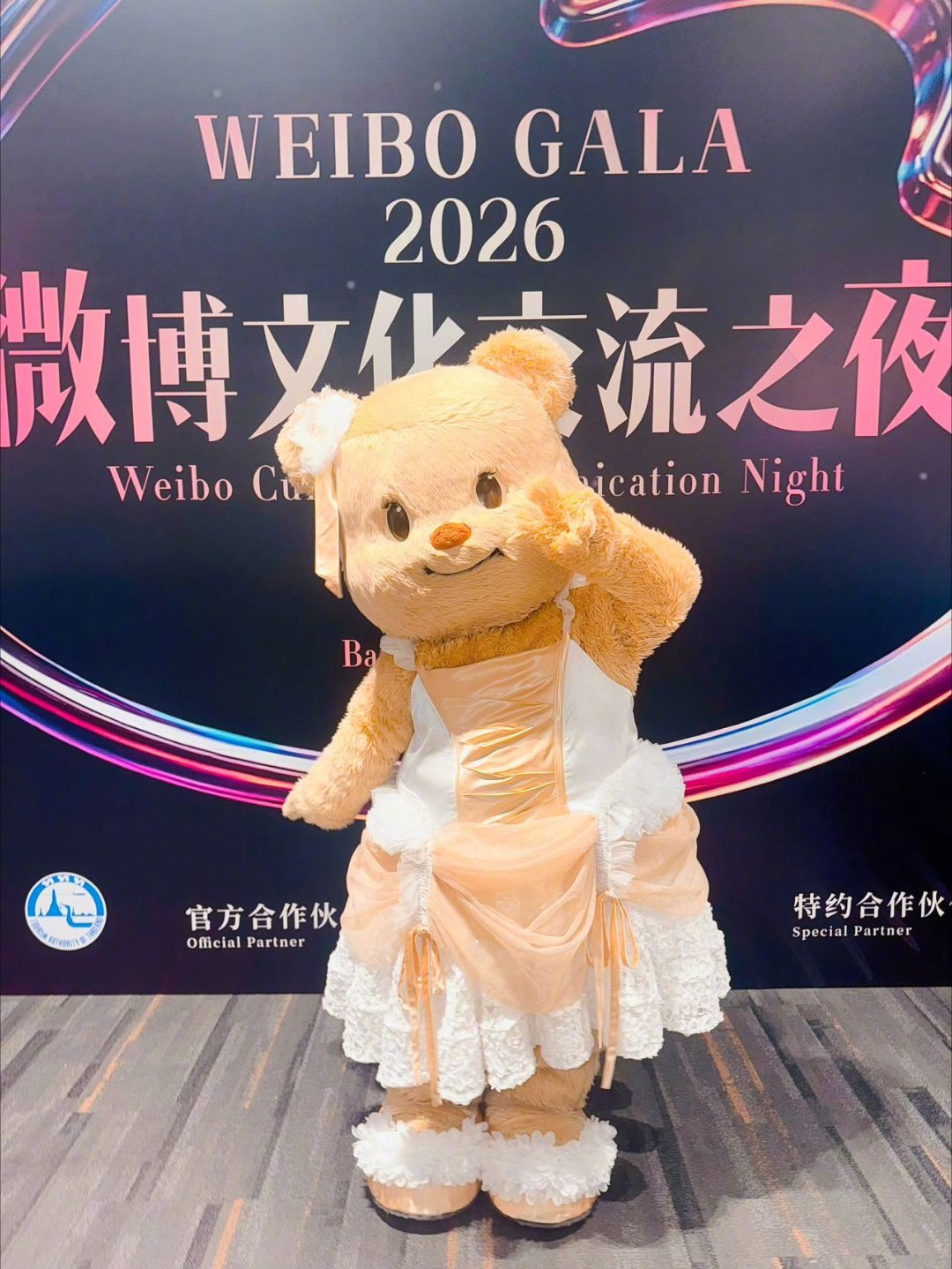 中泰明星曼谷红毯打卡小鹏G6 文娱星光转瞬即逝，产品实力方能行稳致远，借曼谷文化
