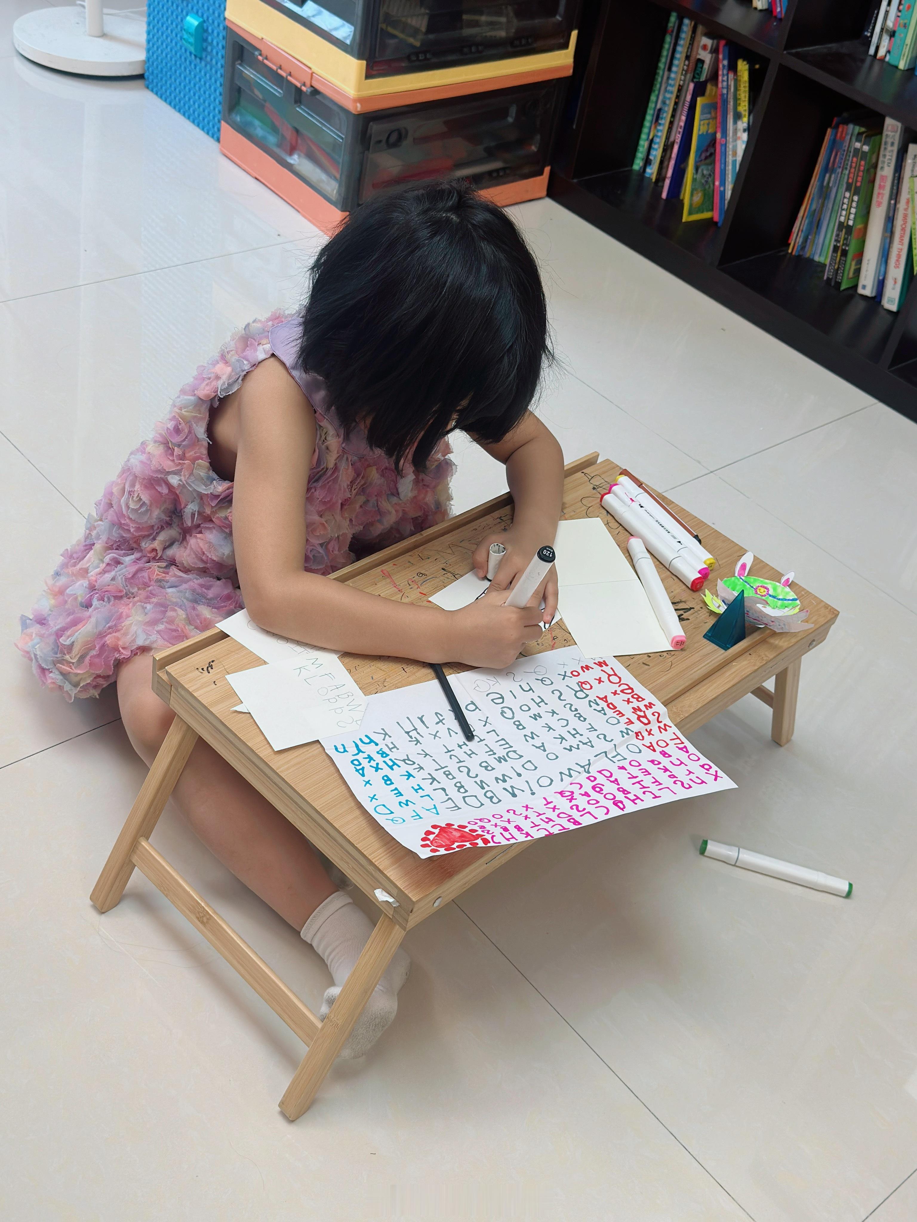 写满了一页的字母。。 