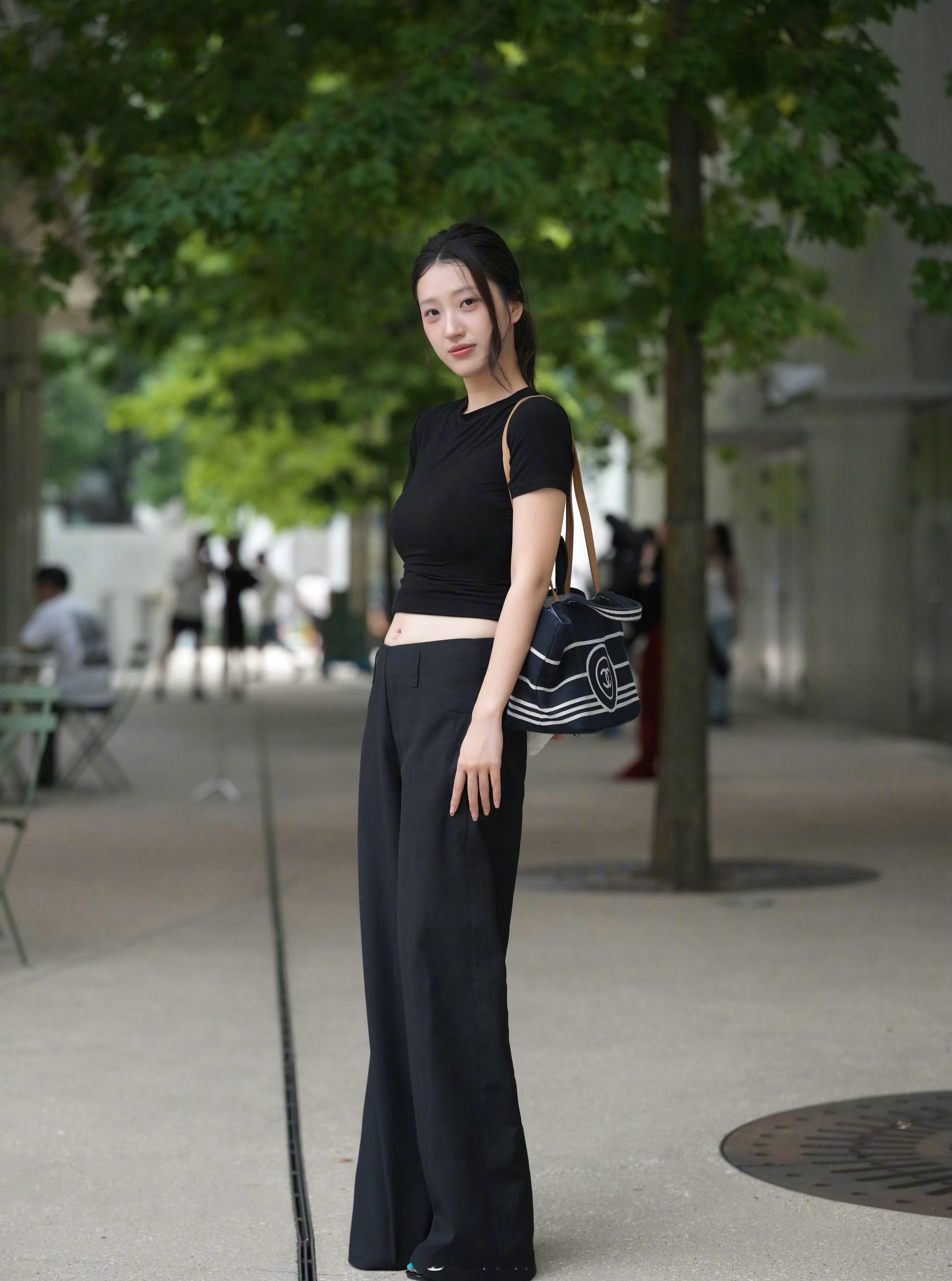 这身黑色系穿搭看起来真的太舒服了 ​​​