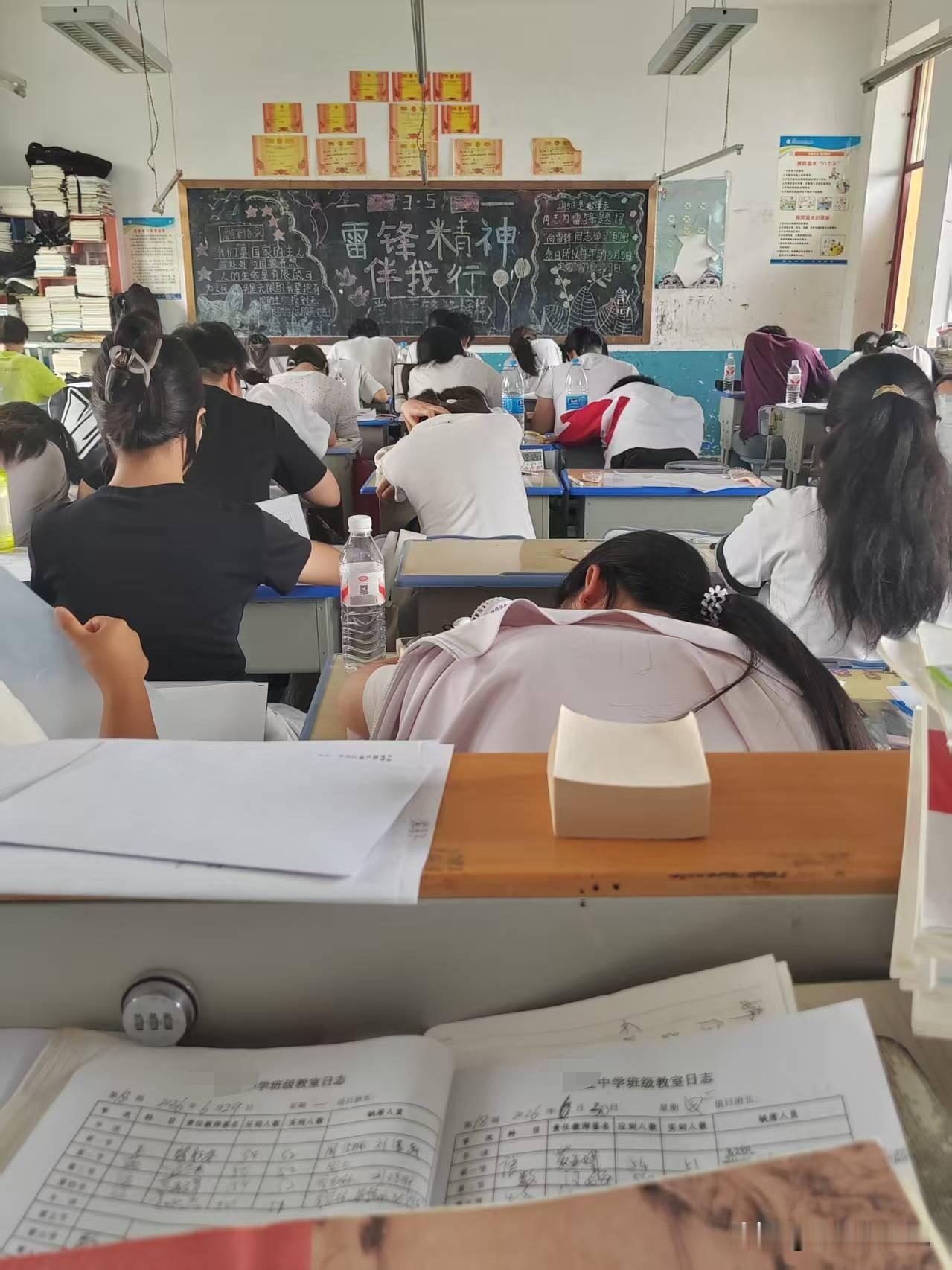 7月2日，这是西安市某区一所高中期末考试现场图片，这就是现在学生的现状。这是我朋