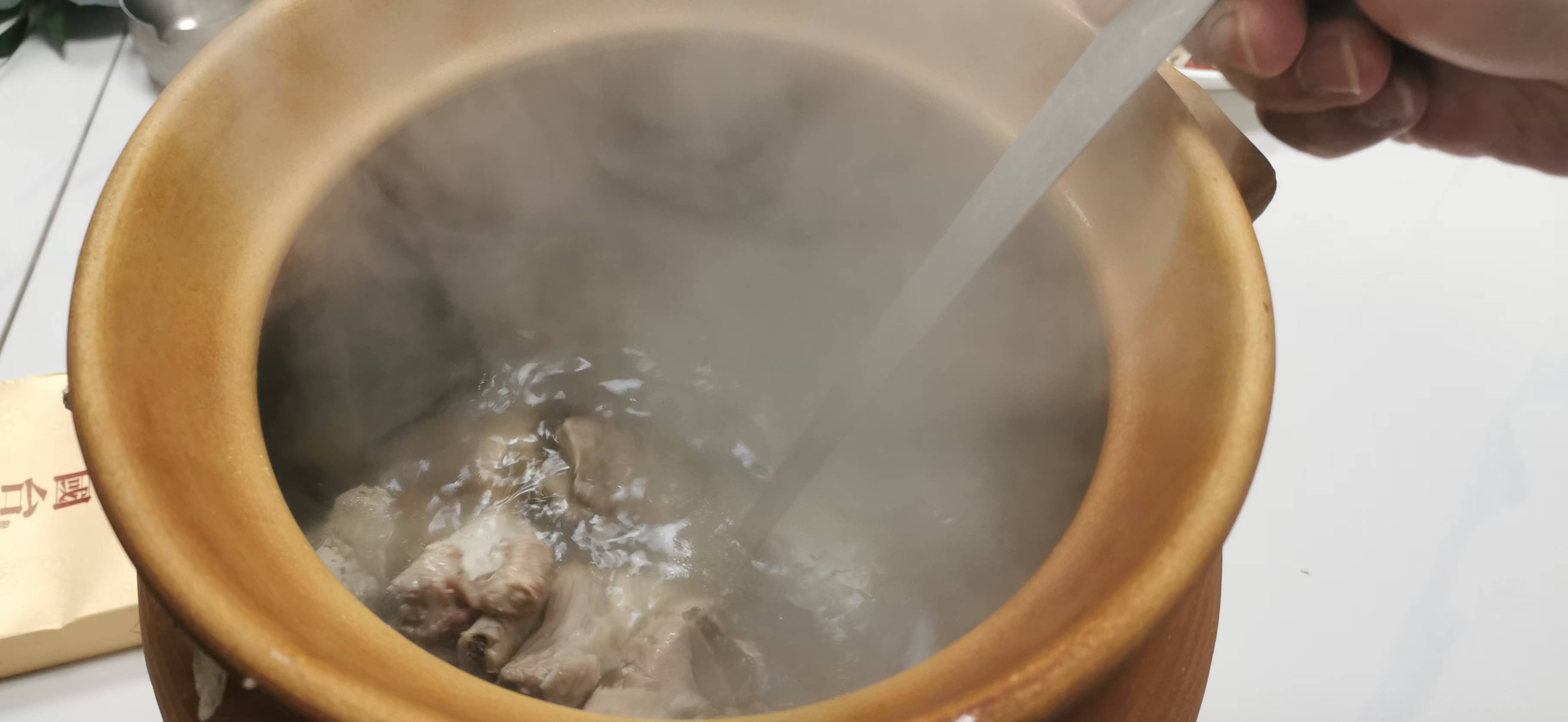 时间浅浅念，落在冬季里。它是一杯温热的茶，驱散了周身冷寒，它是一抹明媚的笑，续写