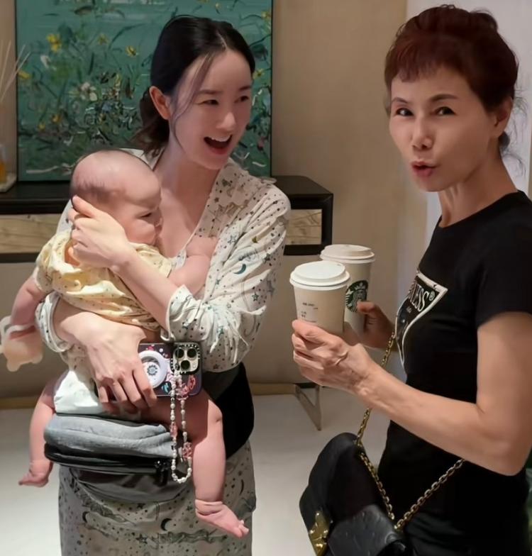张檬太幸福了！韩国婆婆和姑姐来探望儿子，一家人其乐融融，幸福溢出屏了。

要论娱