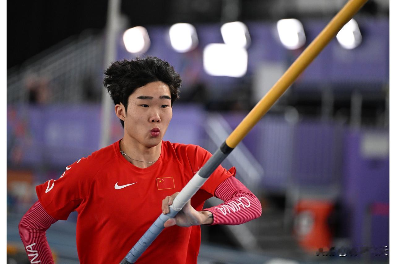 尘封九年的纪录终于打破了
今年三月李晨洋终于在全国撑杆跳高上海站，打破了尘封九年