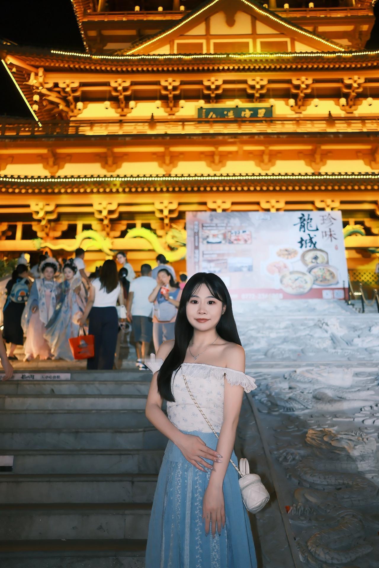 古镇打卡，随拍几张古城韵味 古今碰撞的浪漫 露肩长裙 古城夜色撩人美如画
