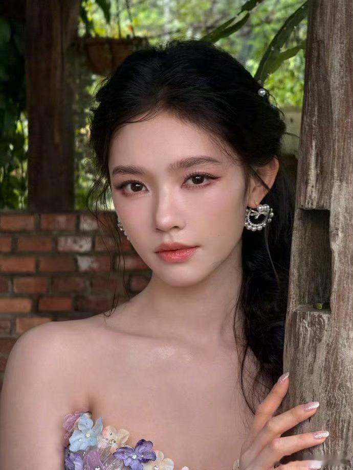 林允花仙子造型和广西的适配度林允新造型完美融入广西山水氛围感外景大片来袭，林允花