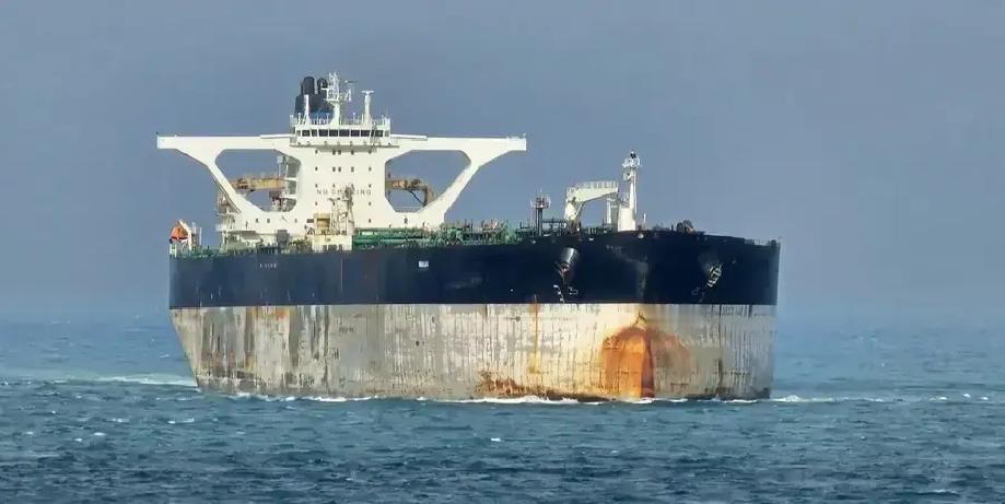 俄罗斯船员被放回去了，但油轮还扣在美国手里。
 
这艘油轮原先名叫“贝拉1号”，