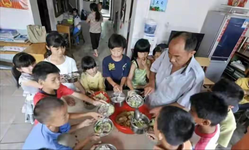 67岁猪肉贩握刀45年，清贫半生，托举1122名山区学子求学路
 
今年67岁的