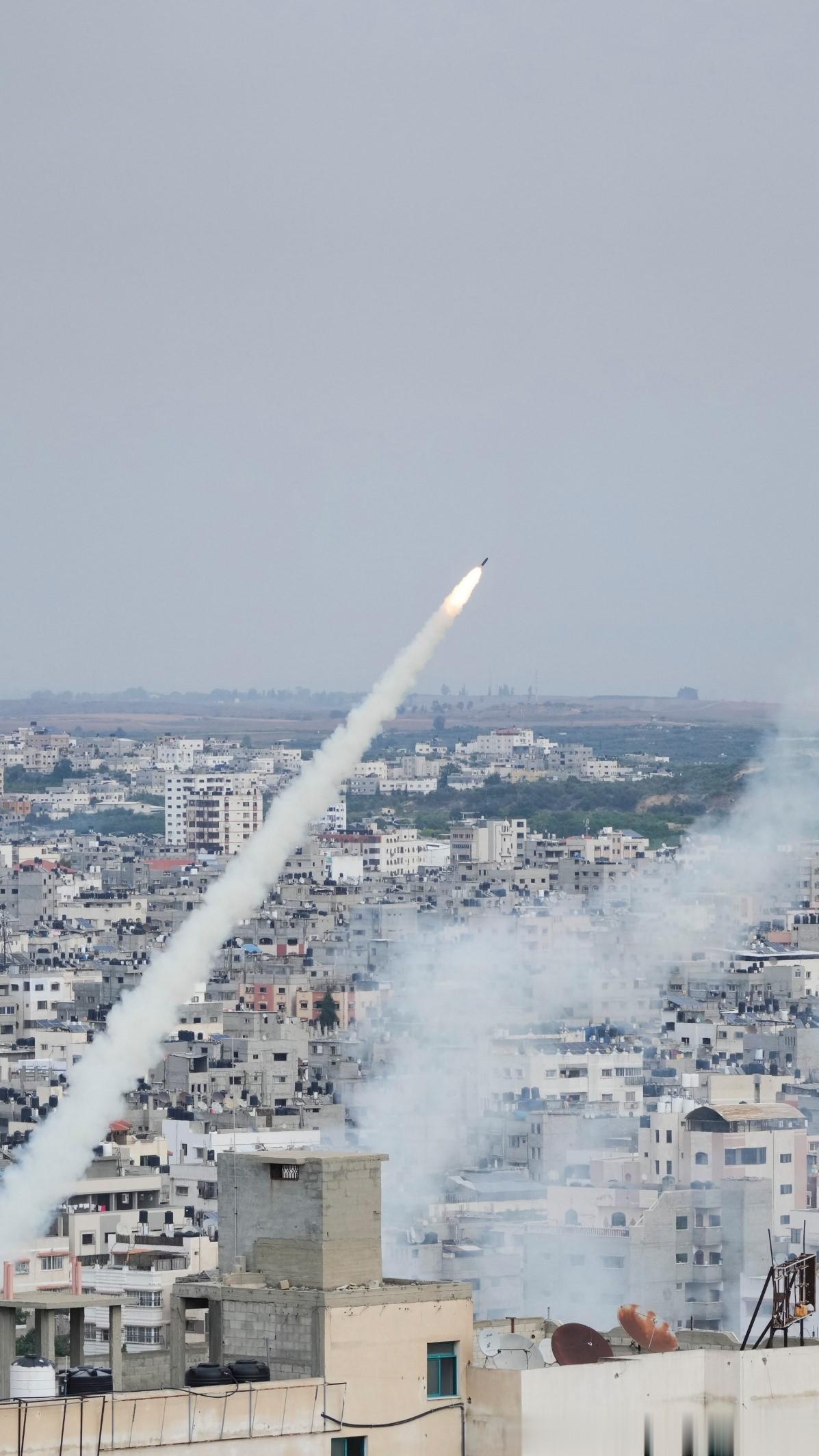 巴勒斯坦哈马斯武装人员从加沙地带向以色列境内发射火箭弹，2023年10月7日。哈