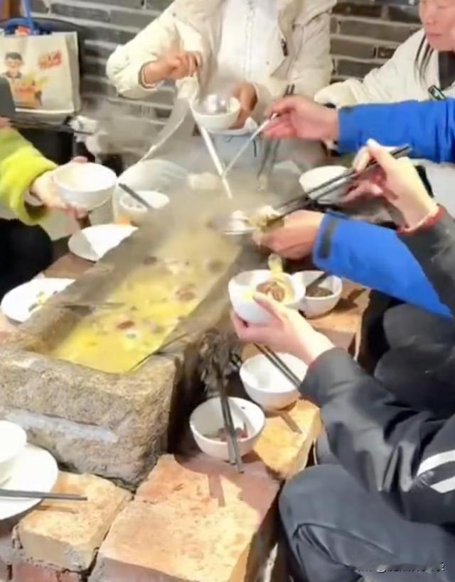 湖南永州一餐馆推“石槽火锅”，被调侃“像极了猪食槽，根本洗不干净”，老板：艺术来