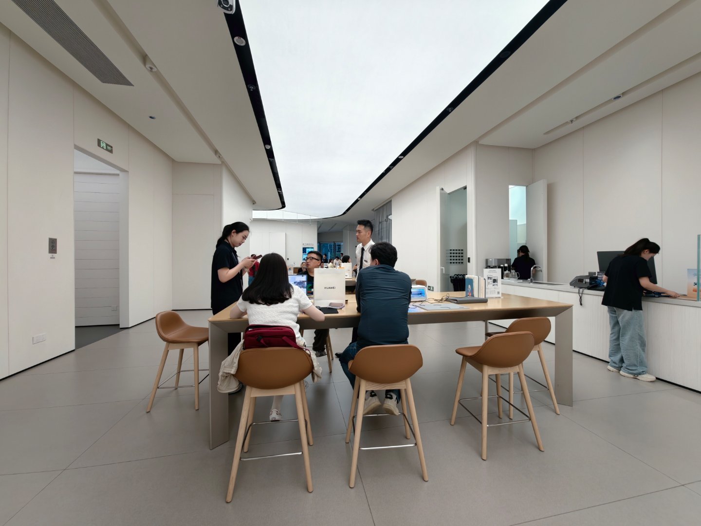 来华为线下店看了看，Pura X MAX是卖的真好啊…我在店里待了一会，很多消费