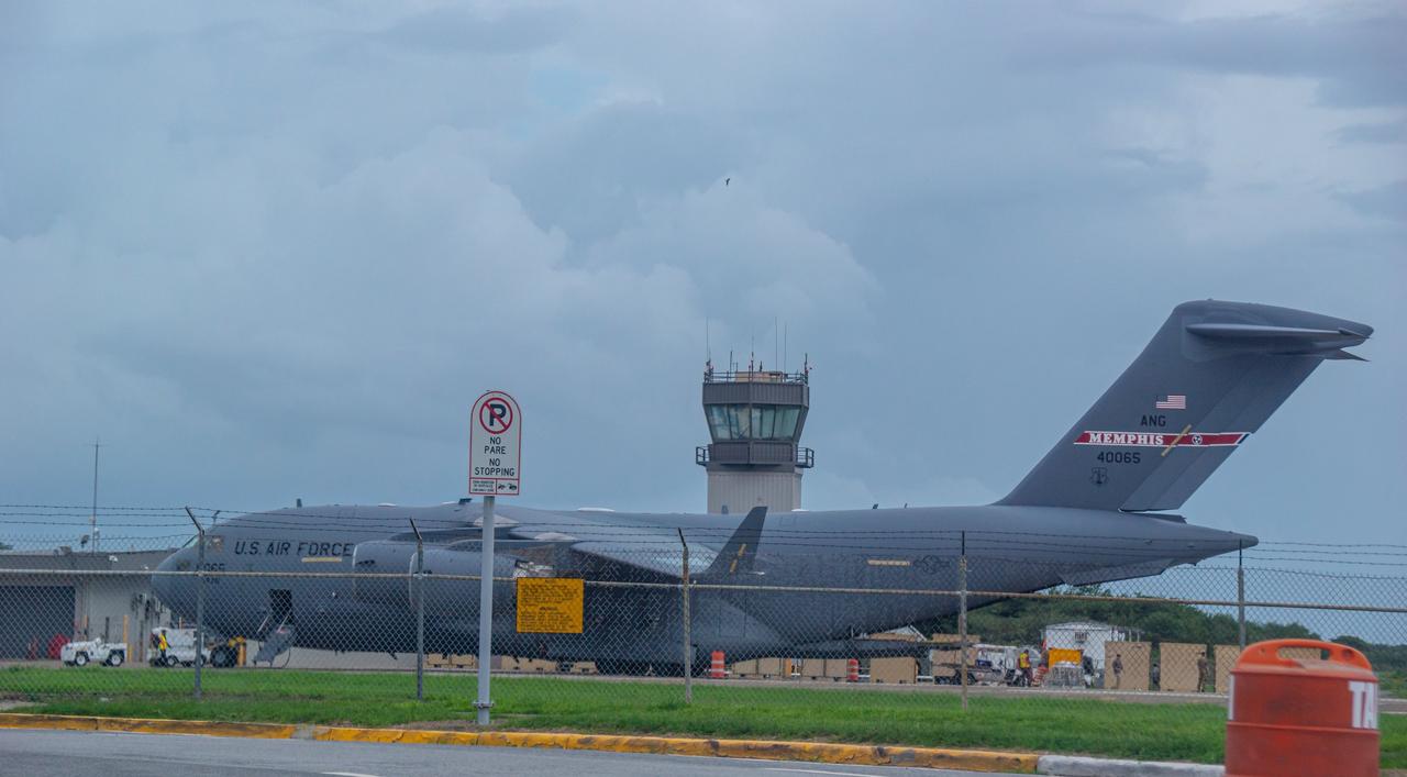 C-17在梅塞迪塔国际机场降落，等待转运海上来的新玩具