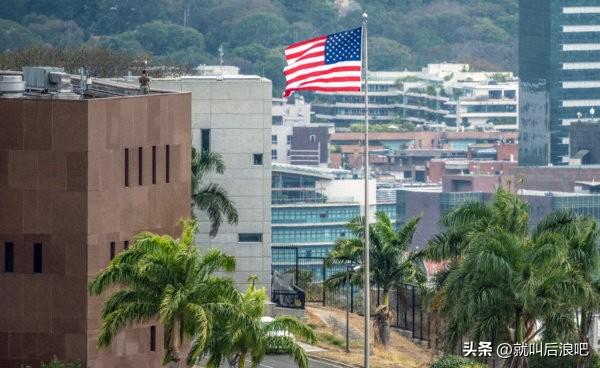 美国驻委内瑞拉大使馆举行了升旗仪式，时隔七年在加拉加斯重新开放，标志着该馆正式恢