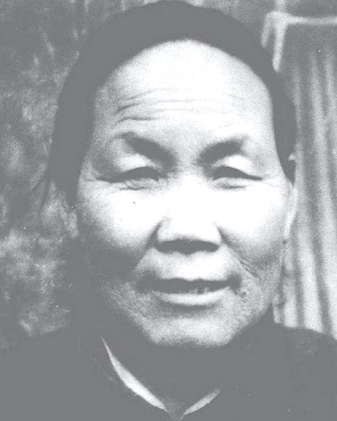 1940年山东大娘煮小米粥，班长喝出异样，真相竟是大娘卖女换粮
 
1940年，
