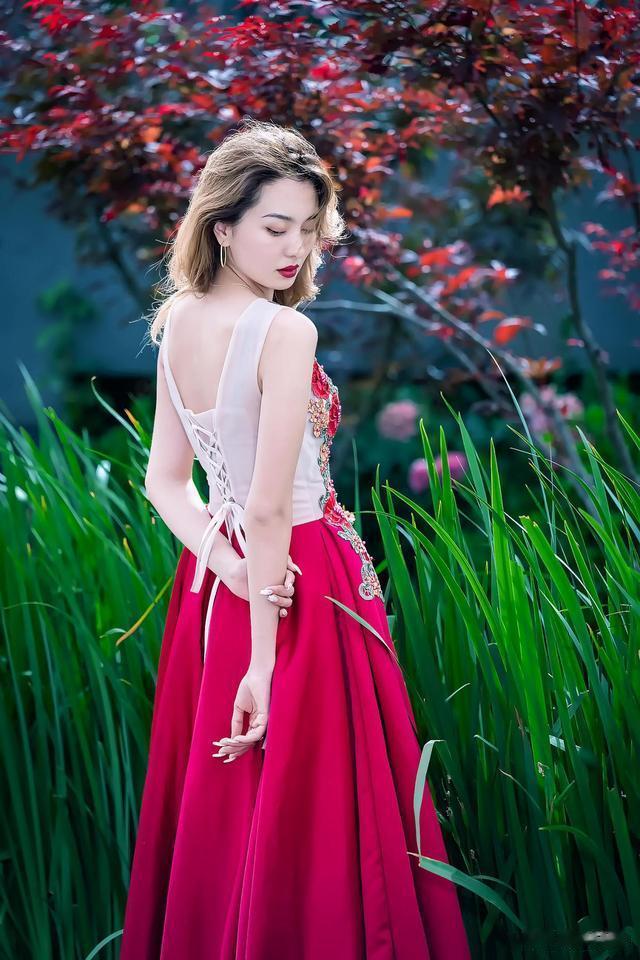 中年发福，最直接的表现就是“膀大腰圆”。
很多身材丰盈的中老年阿姨，腰部都会有赘
