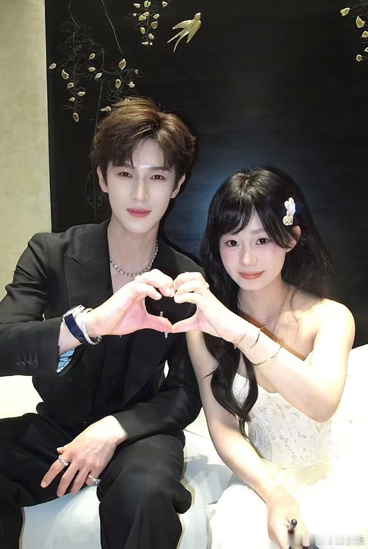 安静公主李昀锐合照难怪能分清网红和正统明星的差距，李昀锐这优越窄窄小脸太绝了，上