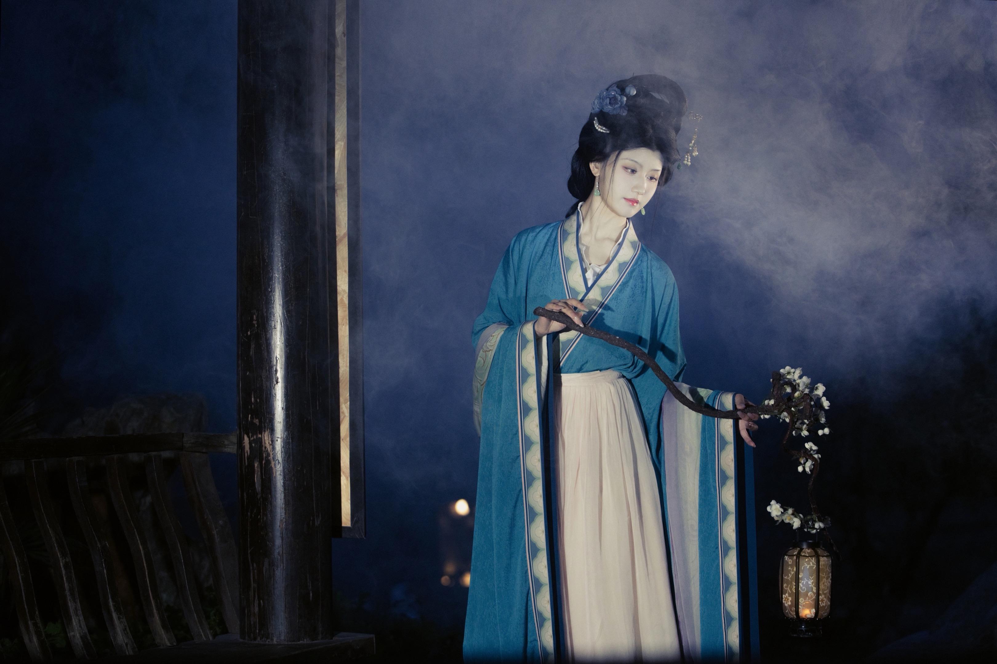 “仙子何必早早归来呢”