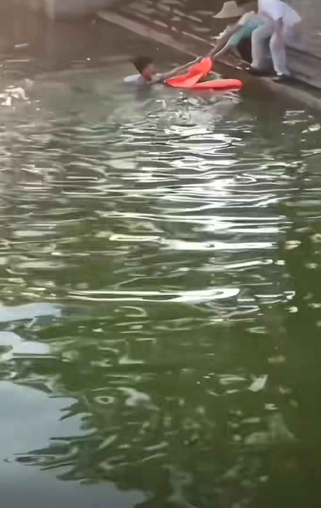 看了视频，这个女水鬼太可怕了，她硬是要拉上小孩沉下去，小孩就一直拼命挣脱，如果不