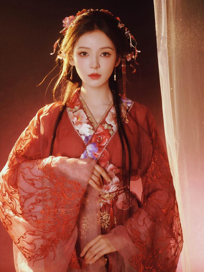 着汉服古典温婉，轻提裙摆端庄明艳——张予曦。每日明星美图分享