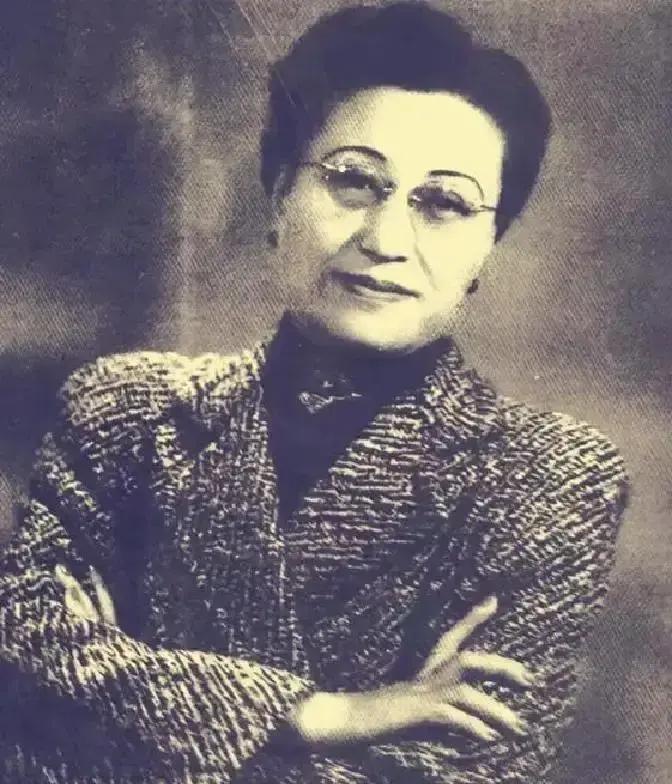 蒋介石当年为了迎娶宋美龄，逼迫妻子陈洁如远赴美国“进修”五年。陈洁如哭着跑回上海