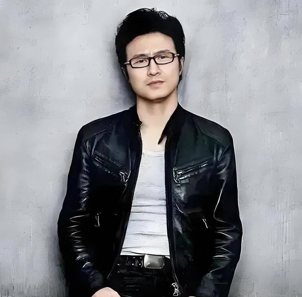 汪峰8月7日在播客里爆了个行业猛料，直接把全网打懵了。
他旗下公司全面引入AI工