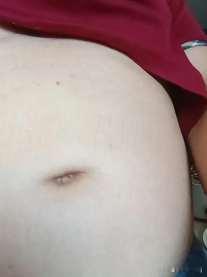 肚脐神阙在什么位置? 神阙穴就是肚脐眼，它的位置很好找，就在我们腹部正中央那个小