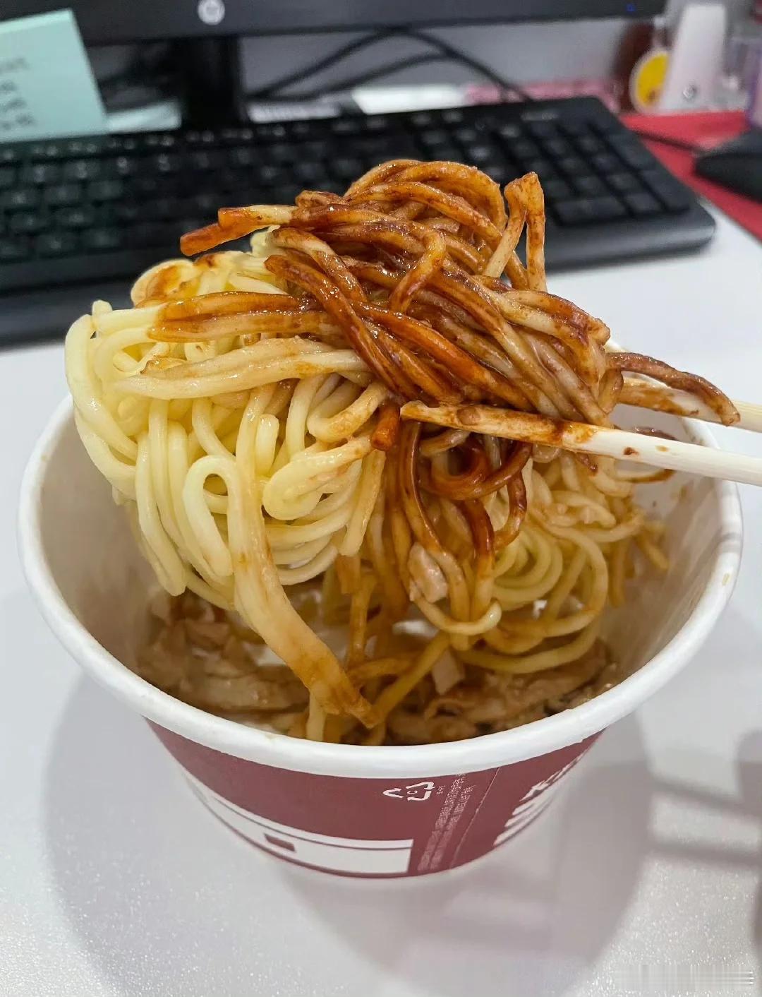 嗯？肯德基都出热干面了？有没有已经吃过的朋友，说在味道咋样。肯德基热干面