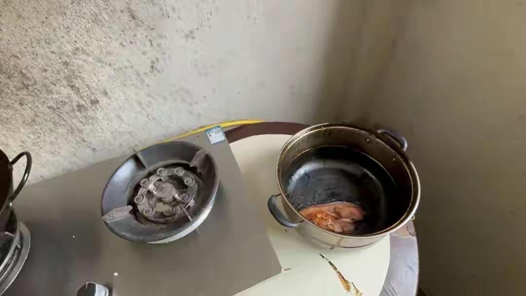 讶地发现床边围满消防员！因锅底烧穿浓烟弥漫楼道，邻居报警
来源：宁波晚报

“厨