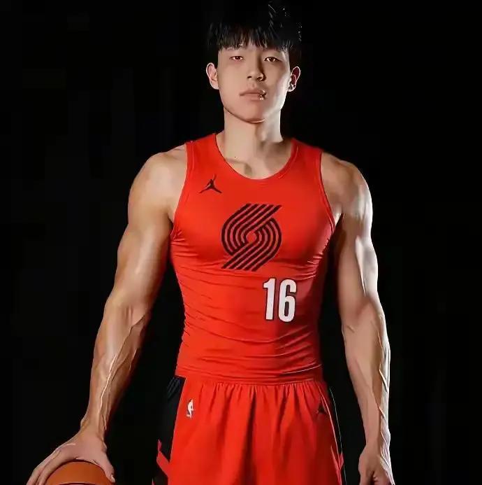 憋了五场，杨瀚森终于踩上地板。
 
两分钟，四分两板一助，干净利落。
 
前面死