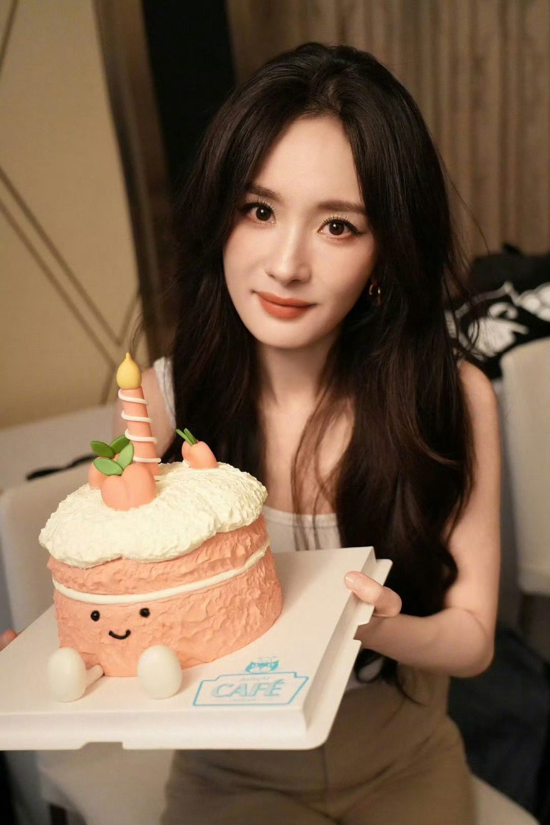 杨幂新岁新惊喜生日收获宣仪的暖心祝福，双向互动超有爱，新的一年愿幂姐保持热爱，在