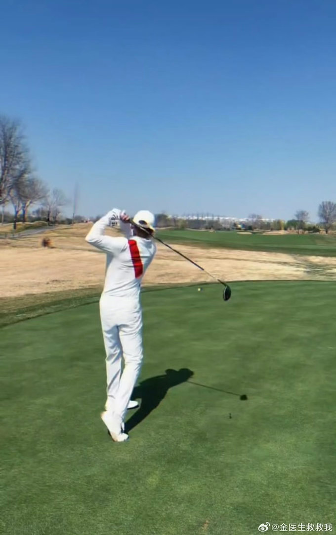 张杰怎么有这么高的精力别人开演唱会耗血，张杰开演唱会回蓝。中间打高尔夫、练普拉提