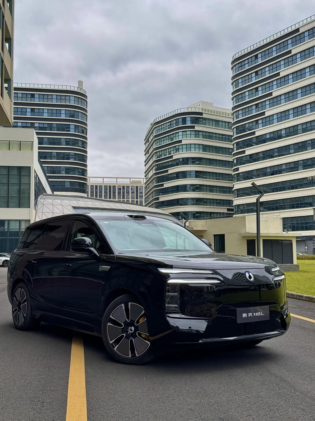 腾势N8L闪充版5w块钱的涨价幅度支撑点在哪呢，总不能就是涨了30度的电池就涨5