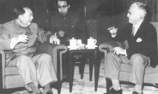 毛泽东接见了访华的斯诺。