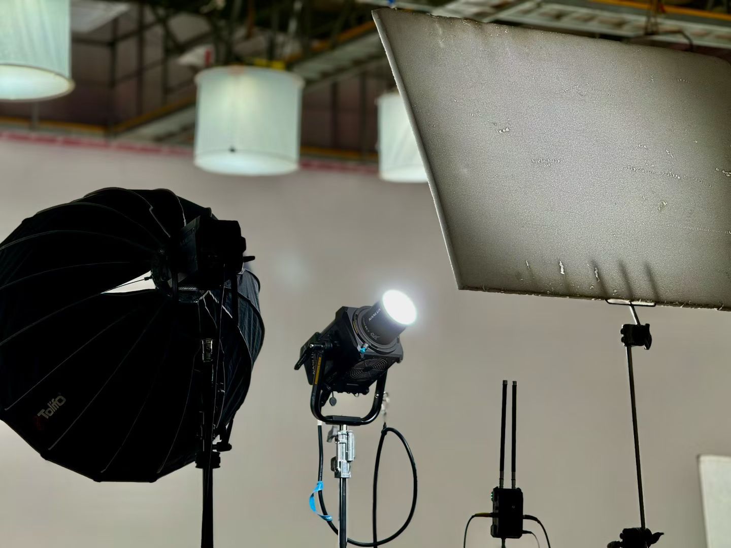 终于可以歇下来，现在当电台主持人太难了。 