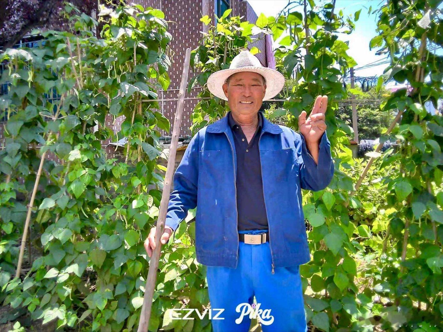 浙江8岁女孩为村里的老人拍大片小小年纪心怀暖意，主动拿着萤石刚推出的Pika儿童
